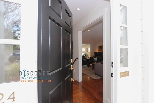 Foto del edificio - Sophisticated Piedmont Colonial with Enclosed Yard