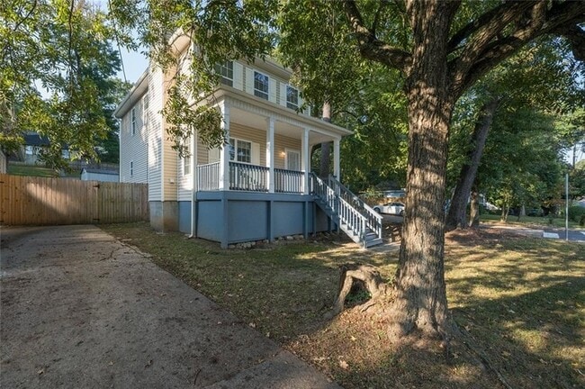 Photo - 1331 Memorial Dr SE House