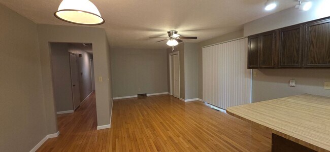 Foto del edificio - Kickapoo schools, 3 BR 2 BA fenced yard, $...