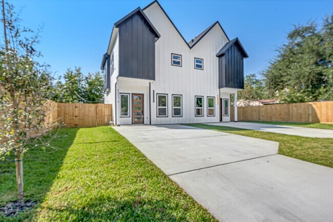 Building Photo - 5642 Hirondel St