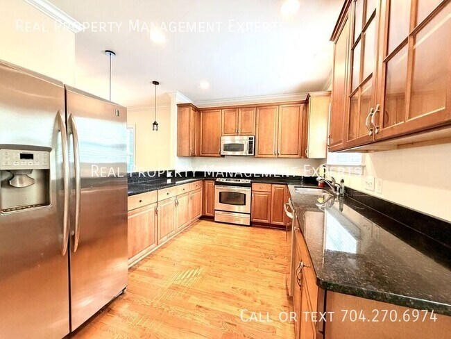 Building Photo - 319 Woodvale Pl