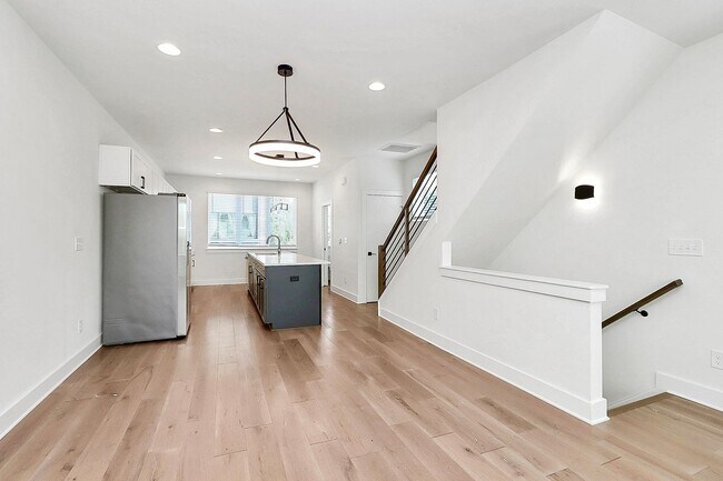 Building Photo - Stunning 3 Bedroom Townhome Near Uptown Ch...