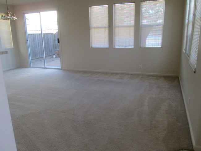 Building Photo - 620 Gardenia Pl