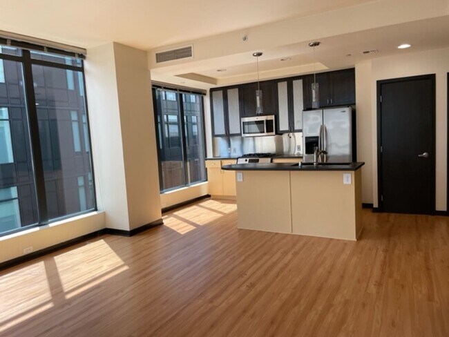 Building Photo - Beautiful 1BR/1BA Condo - Seattle