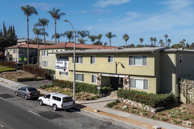 Building Exterior - Ladera Apartments