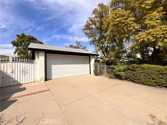 Building Photo - 2326 St Elmo Dr