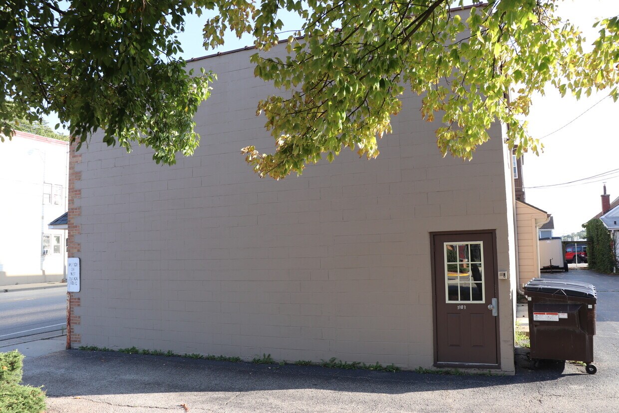Primary Photo - 1103 Front St