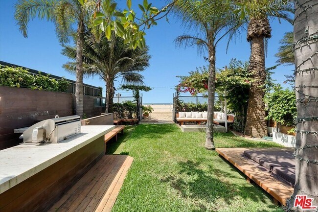 Foto del edificio - 936 Palisades Beach Rd