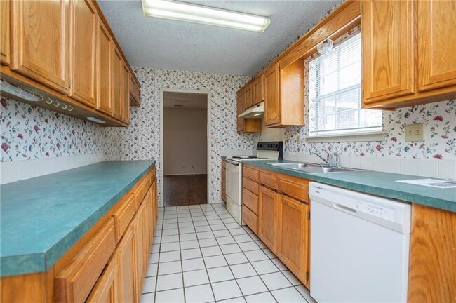 Building Photo - 1404 Camellia Dr