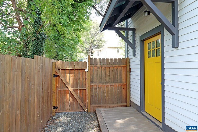 Building Photo - 513 12th St NE