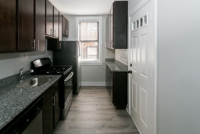 Building Photo - 710 W Brompton