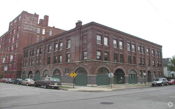 Building Photo - 1652-1658 W Wabansia Ave