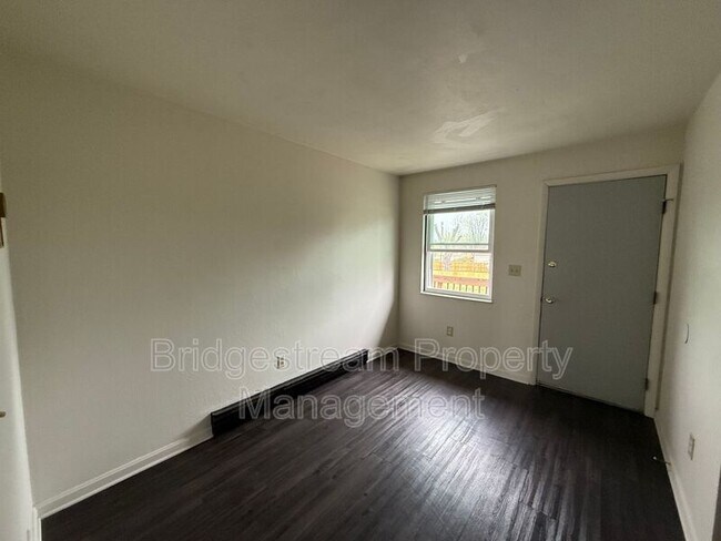 Building Photo - 1299 Sanlor Ave