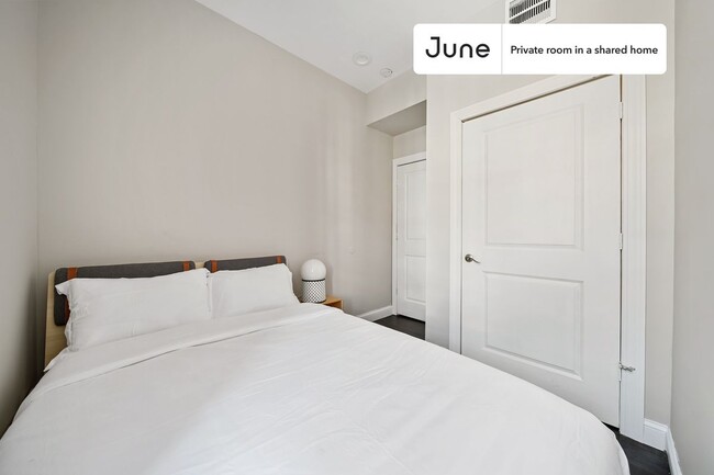 Building Photo - Private bedroom in 4 bed/2 bath Home