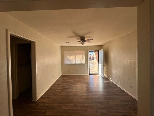 Foto del edificio - 4 bedroom 2 bath single-family home