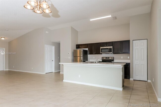 Building Photo - 384 SW Ridgecrest Dr