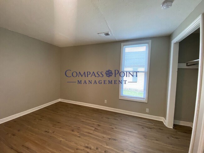 Foto del edificio - This huge 4 bedroom 1 bathroom house is Now Available!!