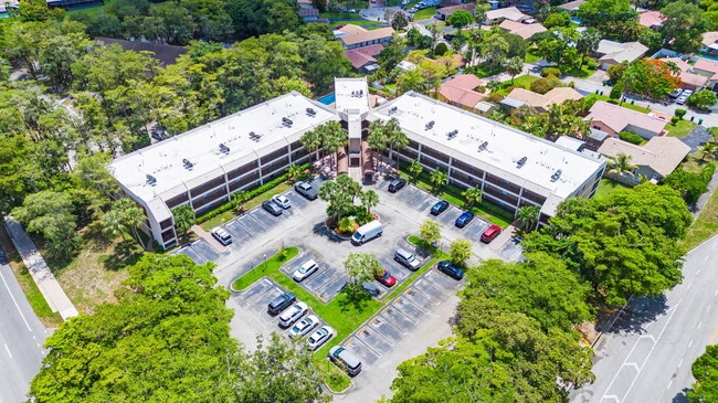 Foto del edificio - 8777 Shadow Wood Blvd