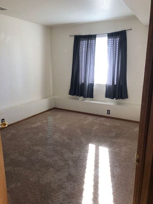 Building Photo - Spacious Tri-Level home in Castle Rocks Me...