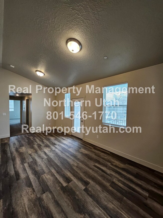 Foto del edificio - 2 Bedroom 2 Bath Top Level Apartment Avail...
