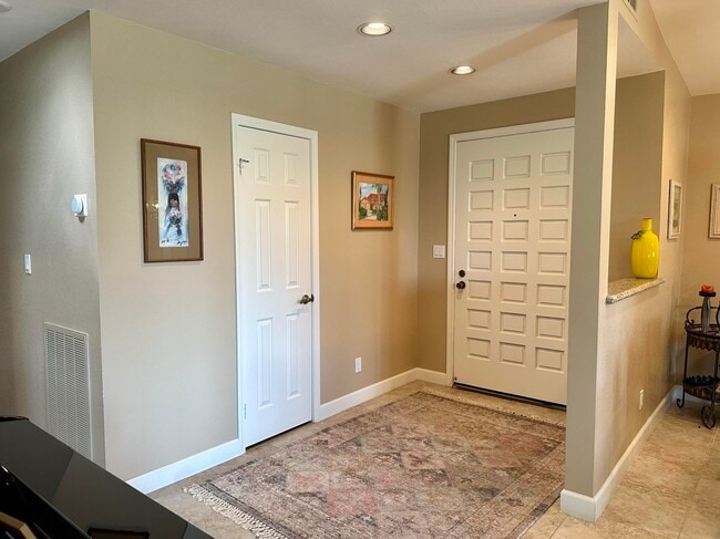 Building Photo - 256 Serena Dr