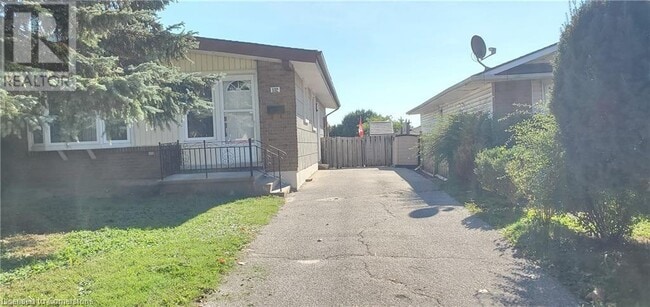 Building Photo - 102 Pepperwood Crescent