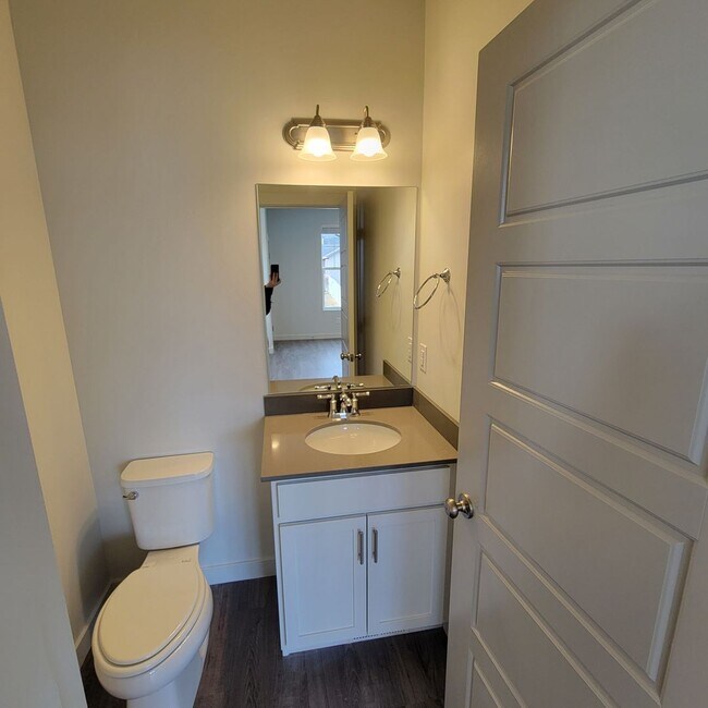 Building Photo - GORGEOUS Magna Townhome!!
