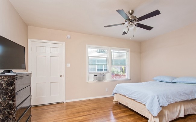Interior Photo - MMR - 1433 Miramar