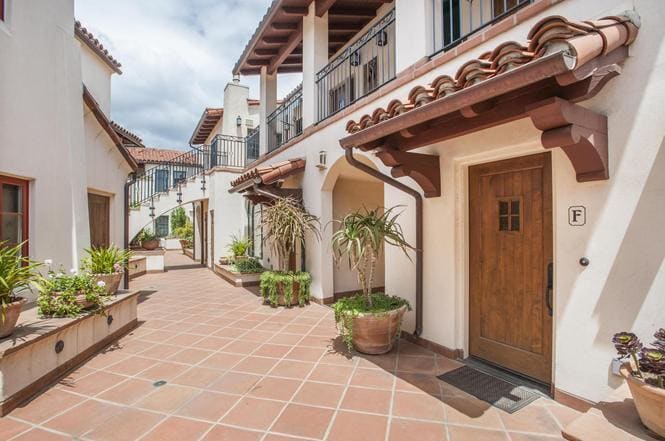 Primary Photo - Downtown Luxury 1 BDRM w/ One Car Garage!