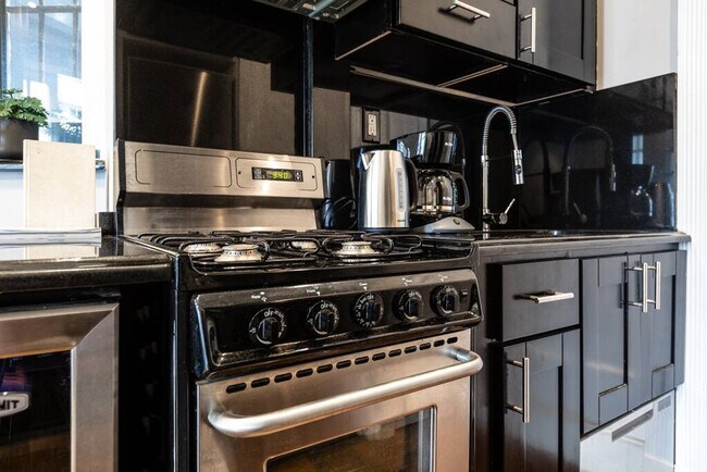 Building Photo - 697 10th Ave