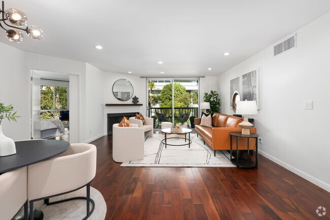 Building Photo - 8530 Holloway Dr