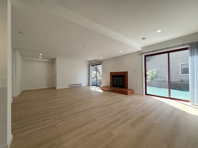 Building Photo - Newly Renovated 2BR/2BA First-Floor Condo ...