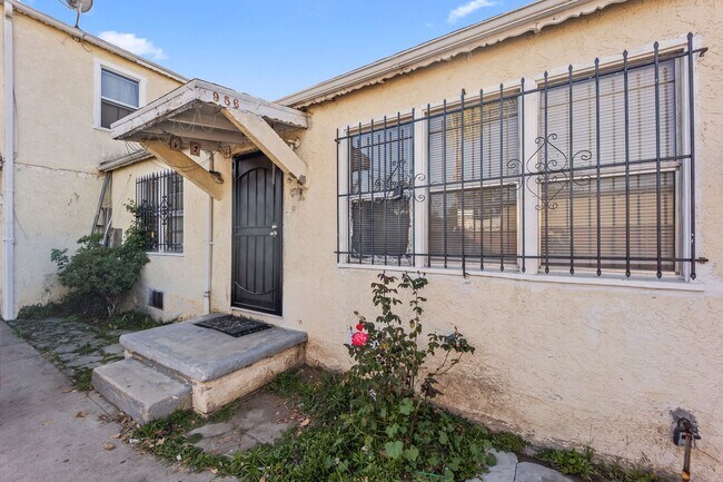 Foto del edificio - 956 E Imperial Hwy