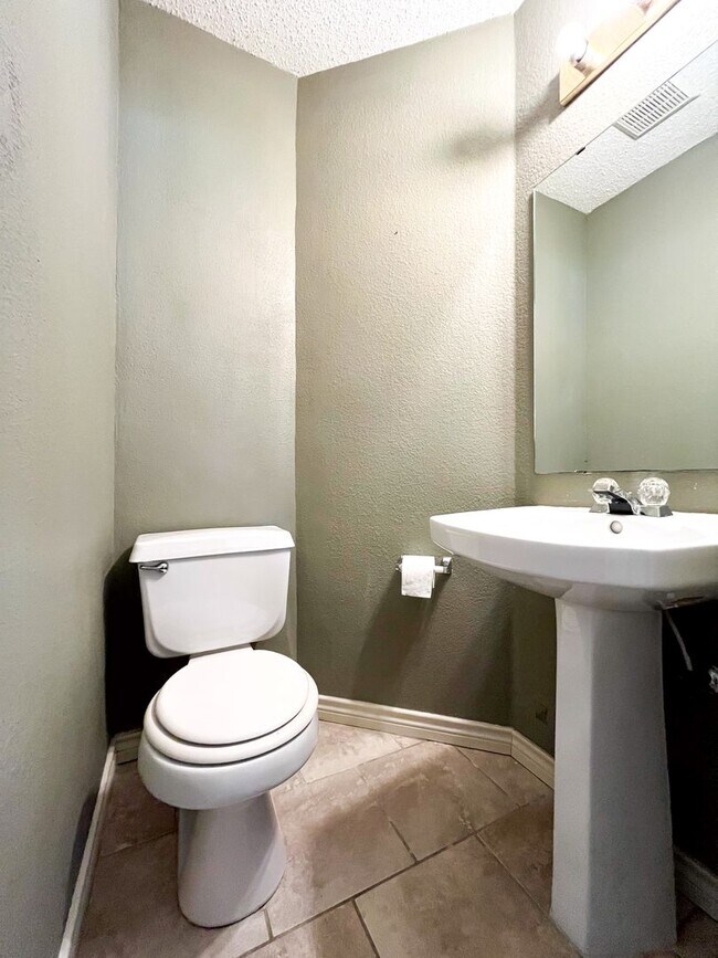 Foto del edificio - Available NOW!!!! Gorgeous 2 story, 3 bedroom, 2.5 bath, 2 car garage home with garage door opene...