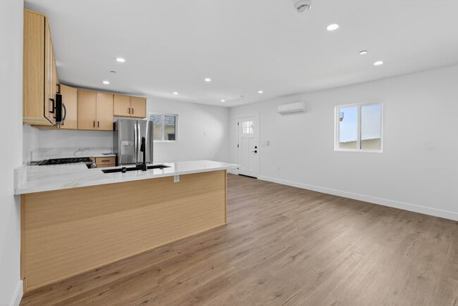 Photo - 680 E 45th St Townhome