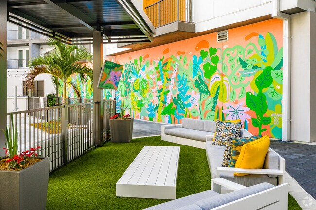 Piscina y terraza - Arte St. Pete