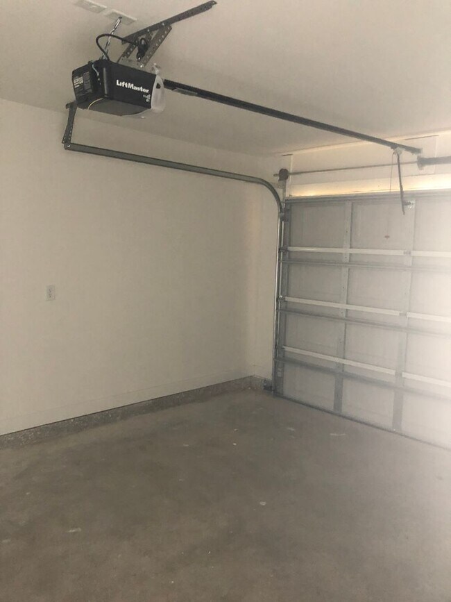 Foto del edificio - Gorgeous 3 Bedroom 2 Bath Townhome