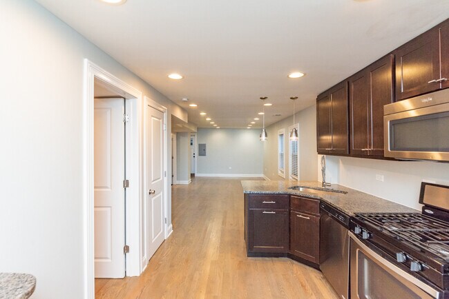 Foto del edificio - 2104 W 18th Pl