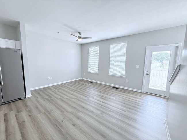 Building Photo - 4BD/4BA FURNISHED ROWANDALE UNIT