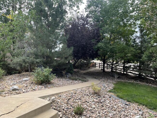 Building Photo - 827 Serenity Ln.