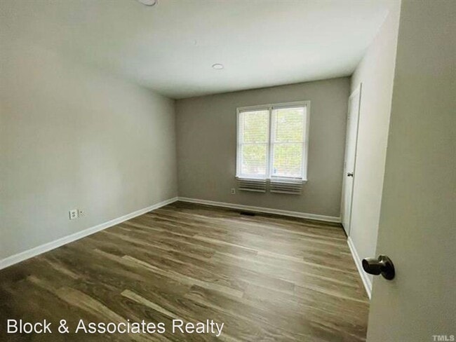 Building Photo - 2 br, 1.5 bath House - 1405 Highview Court...