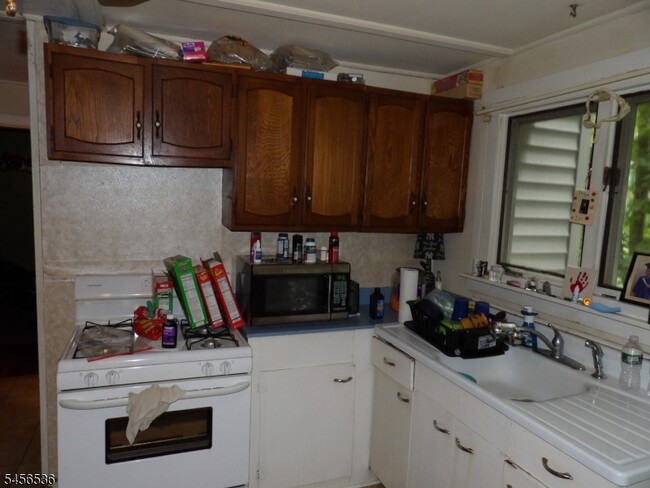 Foto del edificio - 2 Hasbrouck Ave