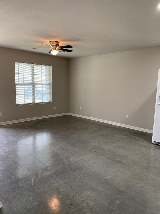 Building Photo - 2 bedroom 2 bathroom duplex