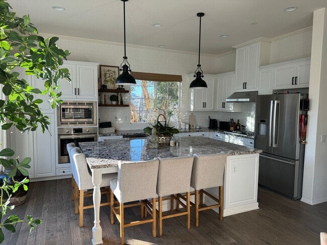 Building Photo - Beautiful 4 bedroom, 3.5 bath in lovely Se...
