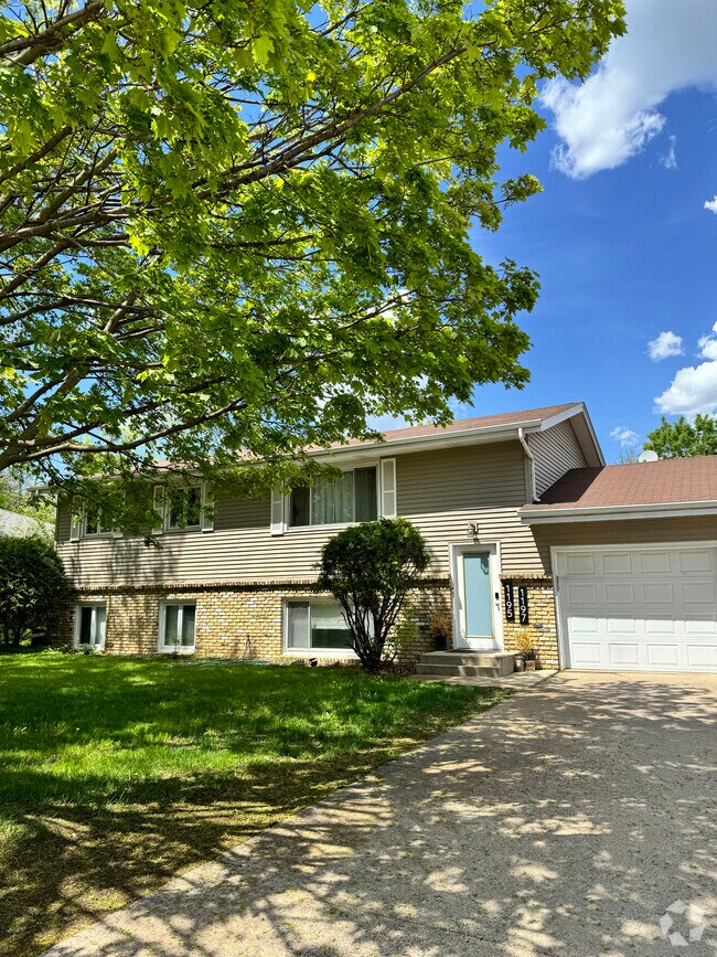 Dellwood Heights Apartments for Rent with a Garage Roseville, MN 1