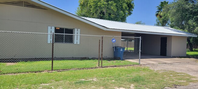 Building Photo - 404 SW 10th St