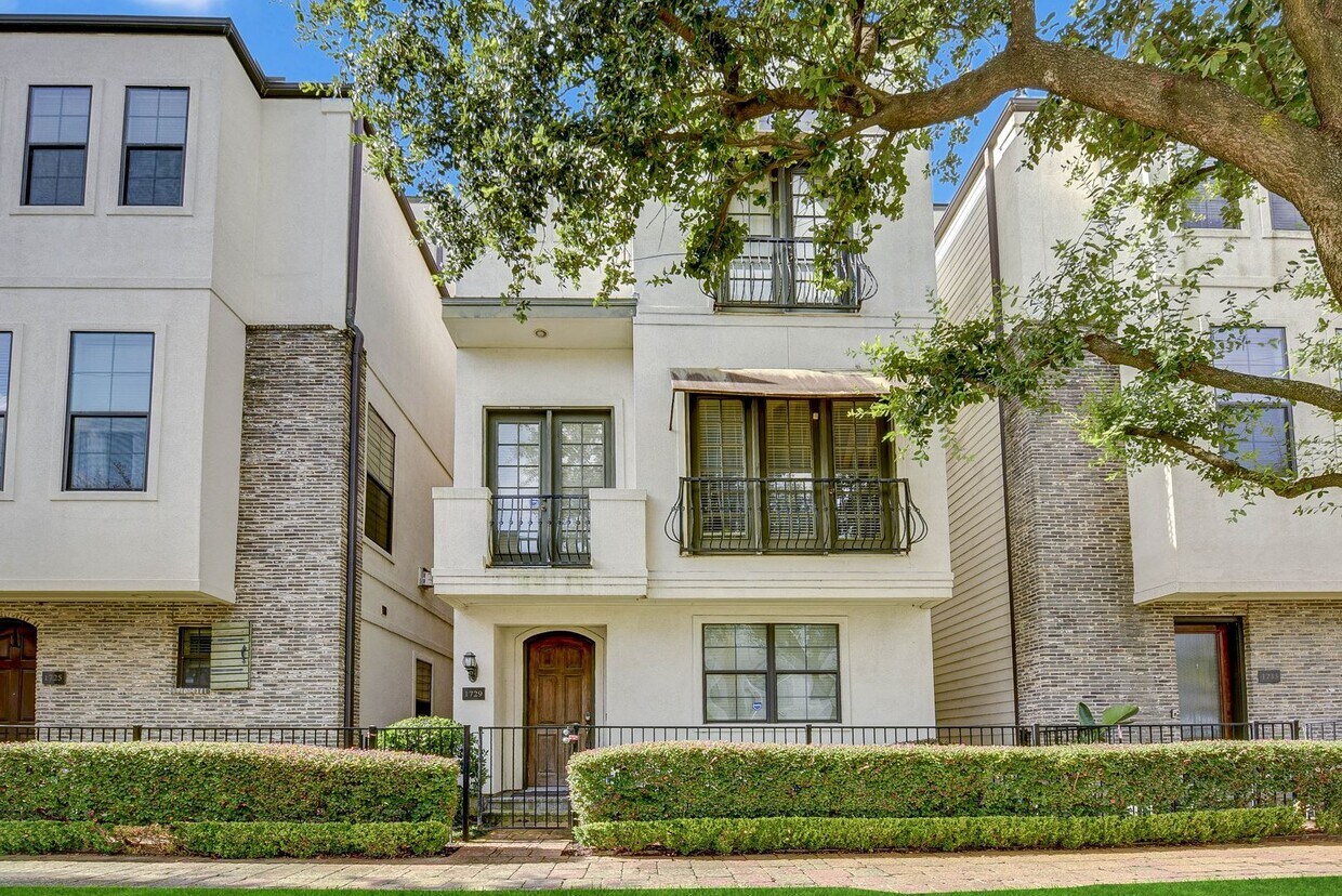 Primary Photo - Luxurious Home with Stunning Houston Skyli...