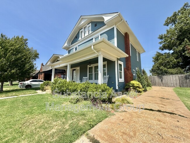 Building Photo - 711 NW 26th St