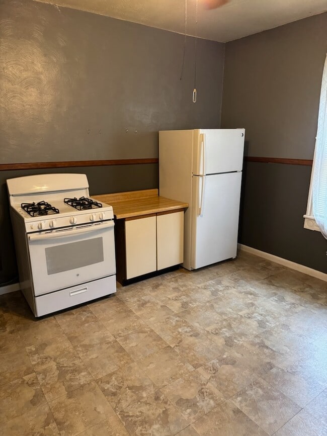 Kitchen 1 - 320 N Hyde Park Ave