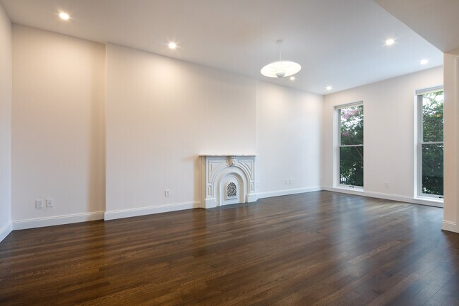 Building Photo - 419 1st St